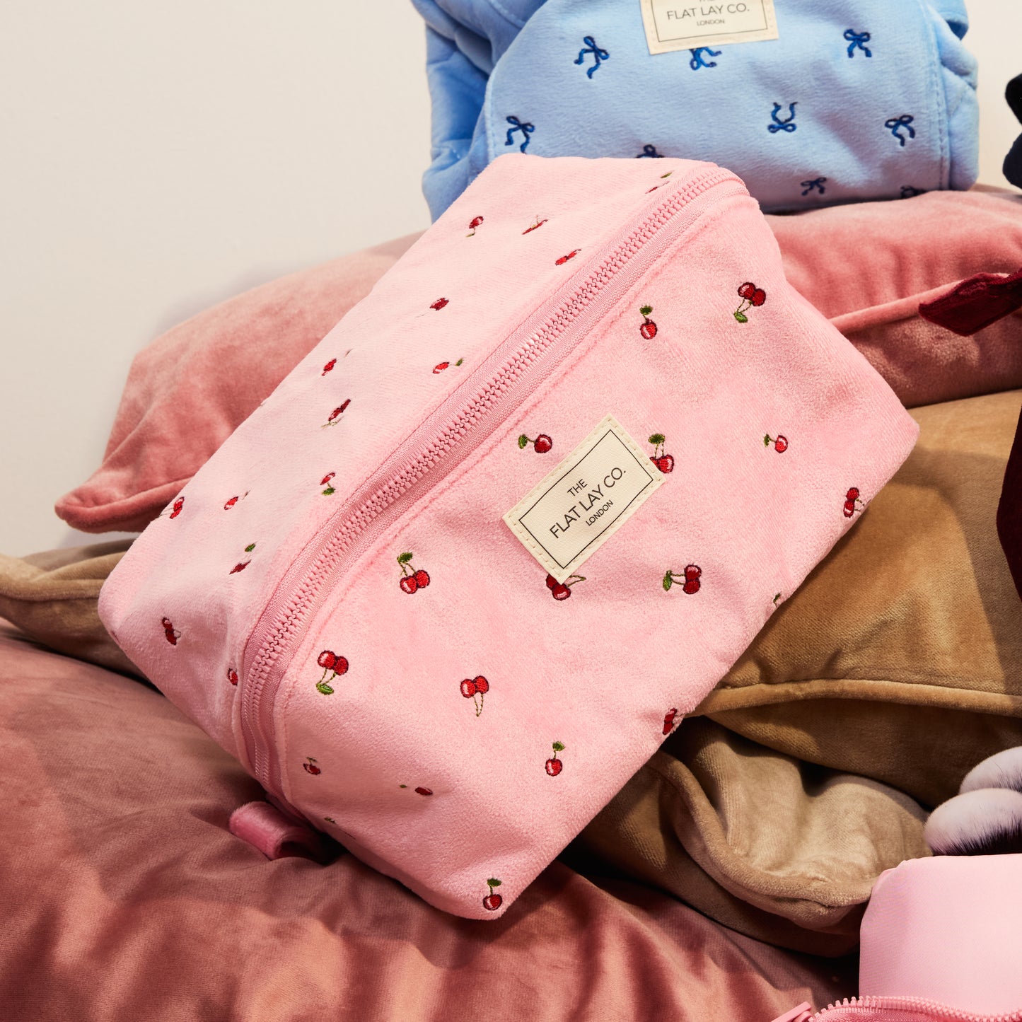 Box-Form Kosmetiktasche - Rosa Ditsy-Kirsch Samt