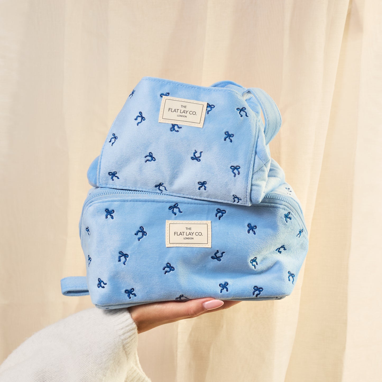 Drawstring Kosmetiktasche - Blauer Ditsy-Schleifen Samt