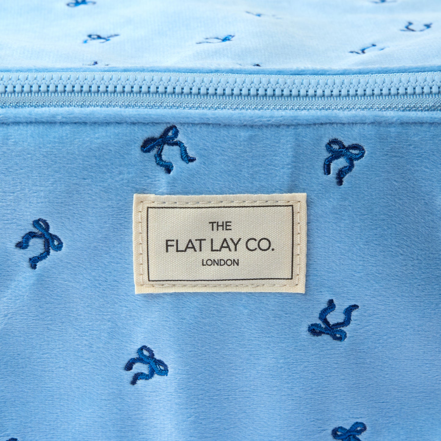 Box-Form Kosmetiktasche - Blauer Ditsy-Schleifen Samt